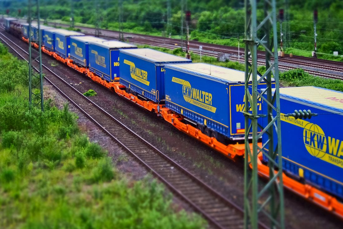 Nákladní kontejnerový vlak